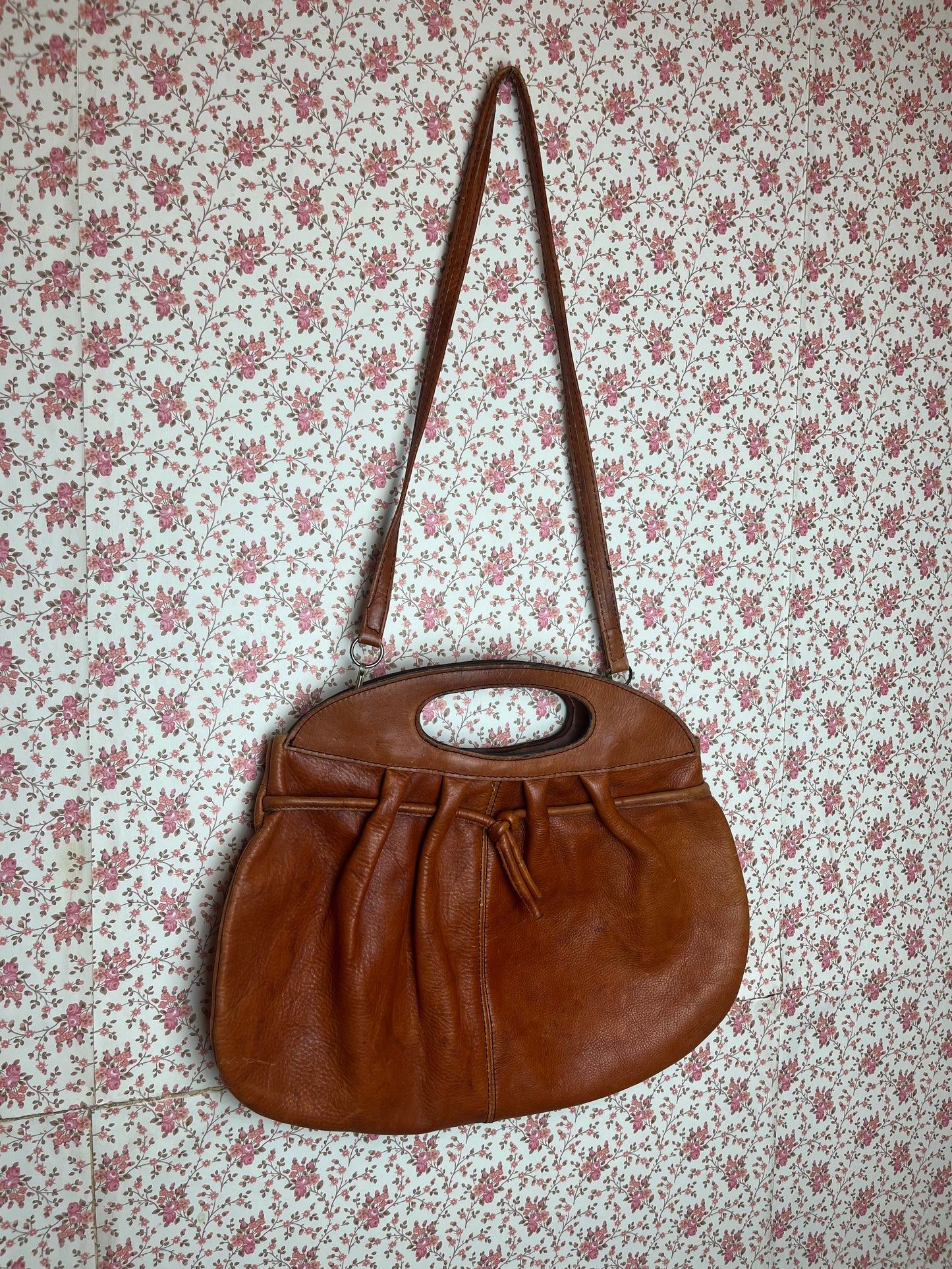 Vintage 1970s Brown Tan Pleated Leather Handbag with Shoulder Strap