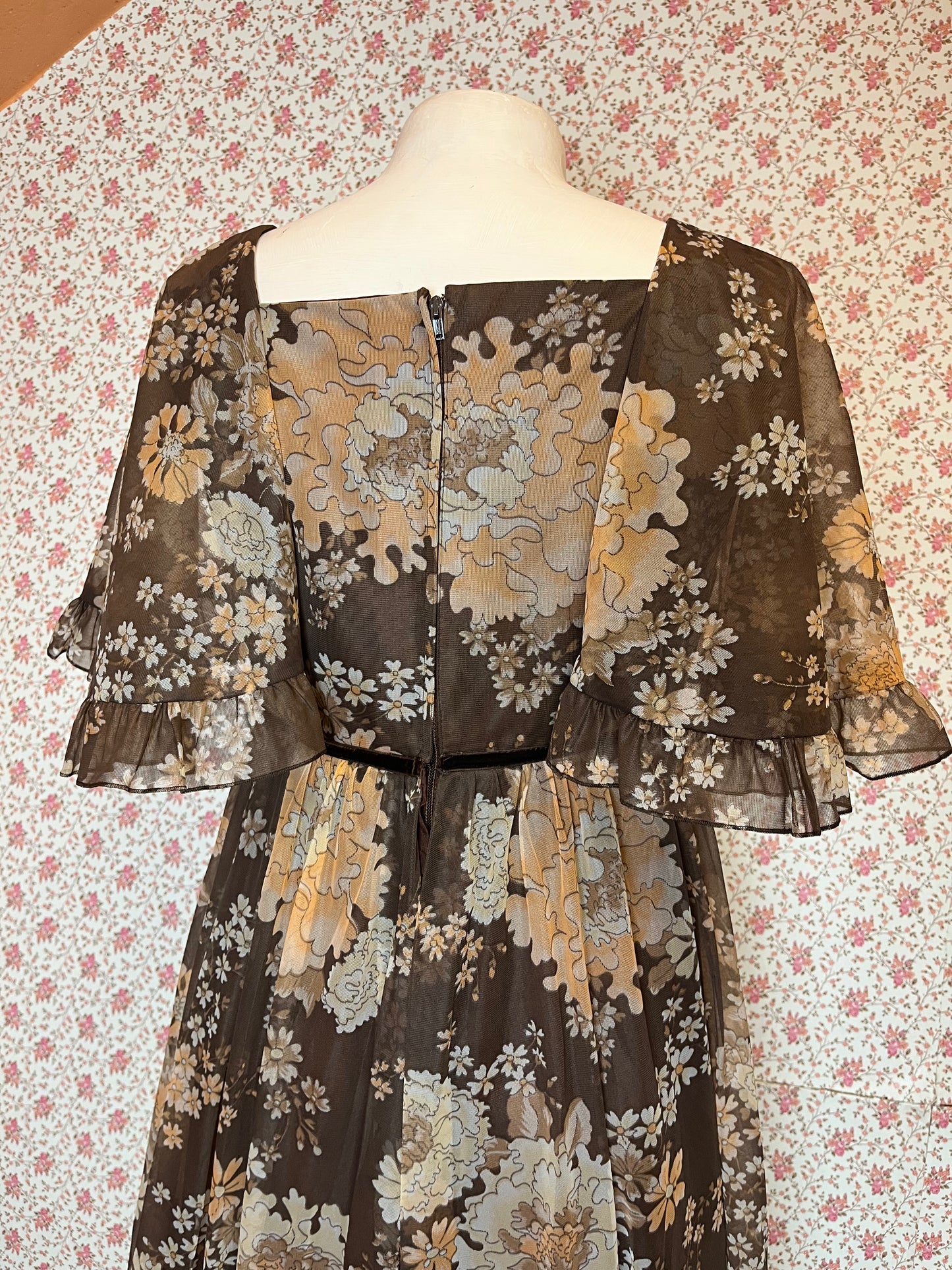 Vintage 1970s Floral Printed Prairie Dress Flounce Sleeves