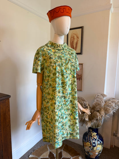 Vintage 1960s Hand Made Green Floral Rolled Collar Shift Dress - Size Medium