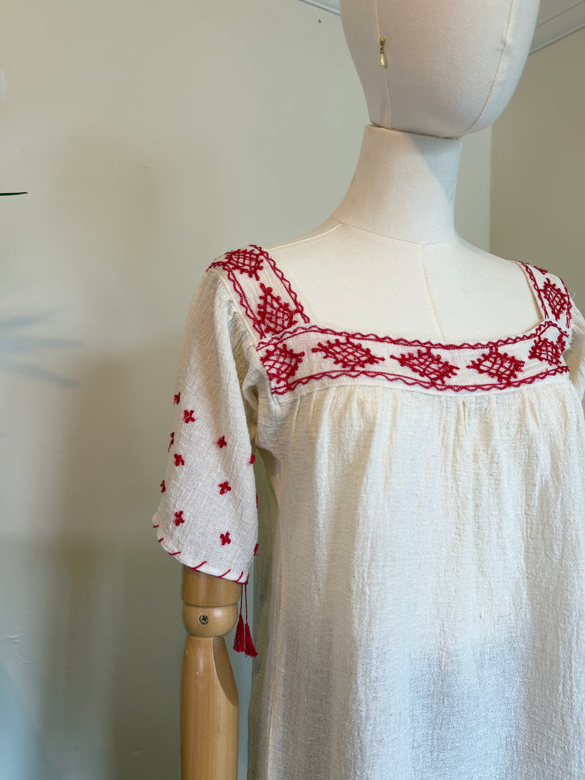 Vintage 1970s White Cotton Red Embroidered Bohemian Tunic - Size Medium