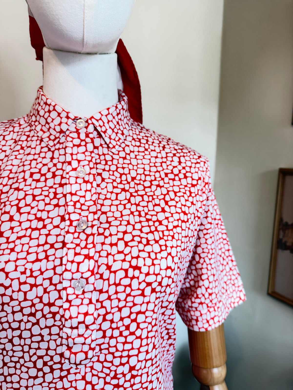 Vintage 1970s Red and White Print Short Sleeve Blouse - Size Small/Medium