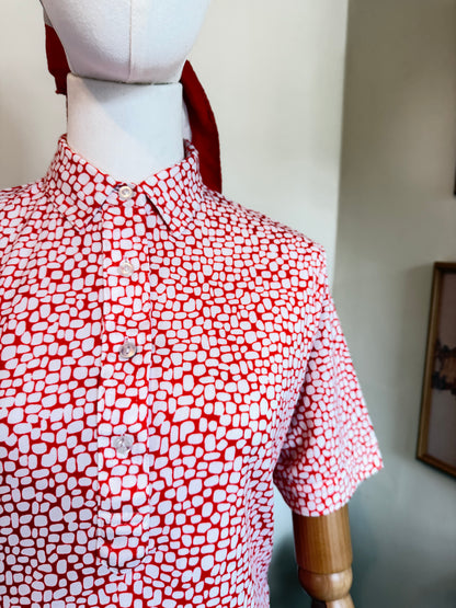 Vintage 1970s Red and White Print Short Sleeve Blouse - Size Small/Medium