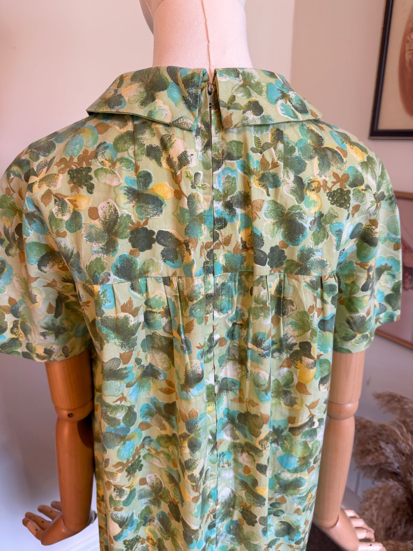 Vintage 1960s Hand Made Green Floral Rolled Collar Shift Dress - Size Medium