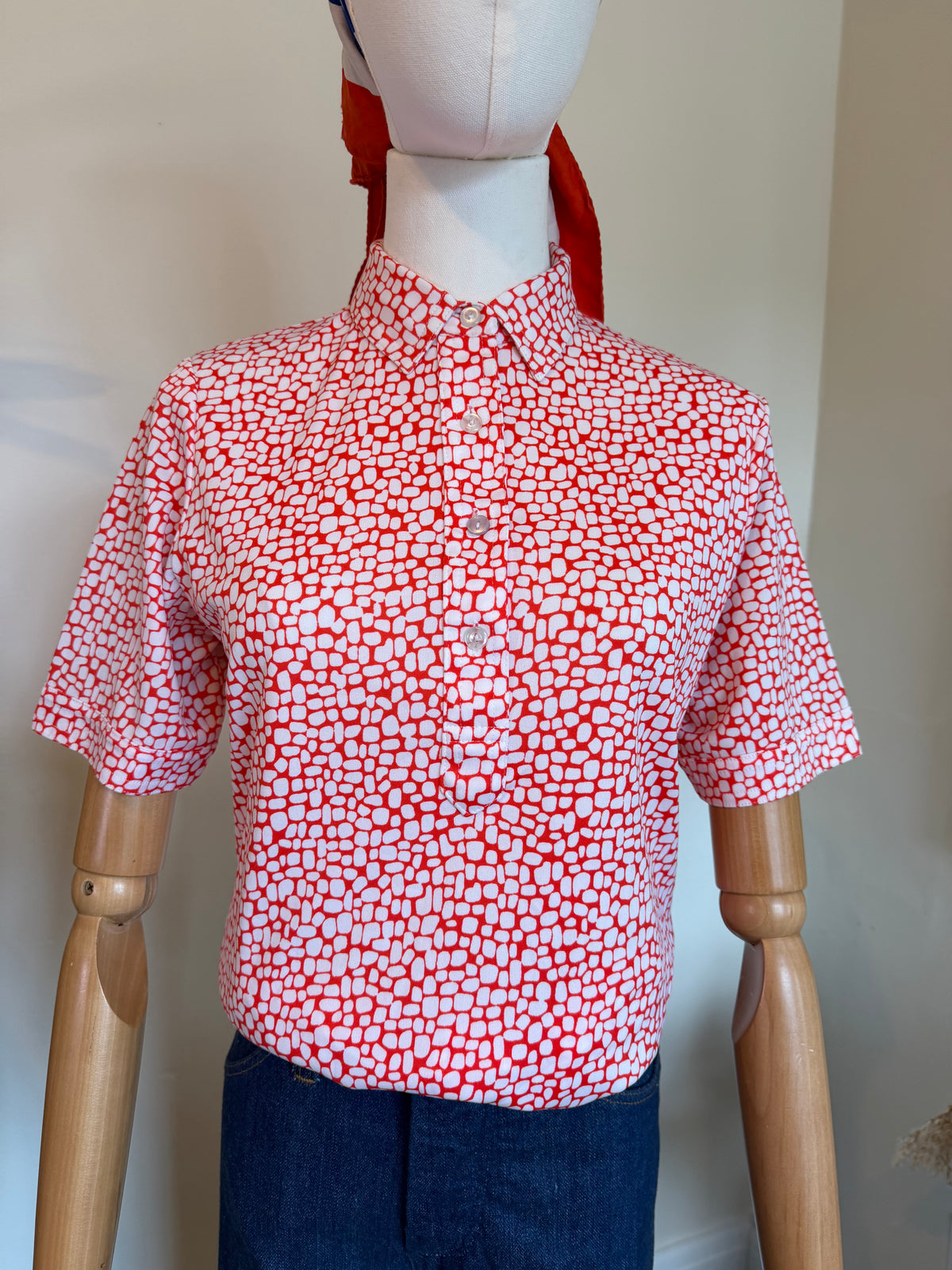 Vintage 1970s Red and White Print Short Sleeve Blouse - Size Small/Medium
