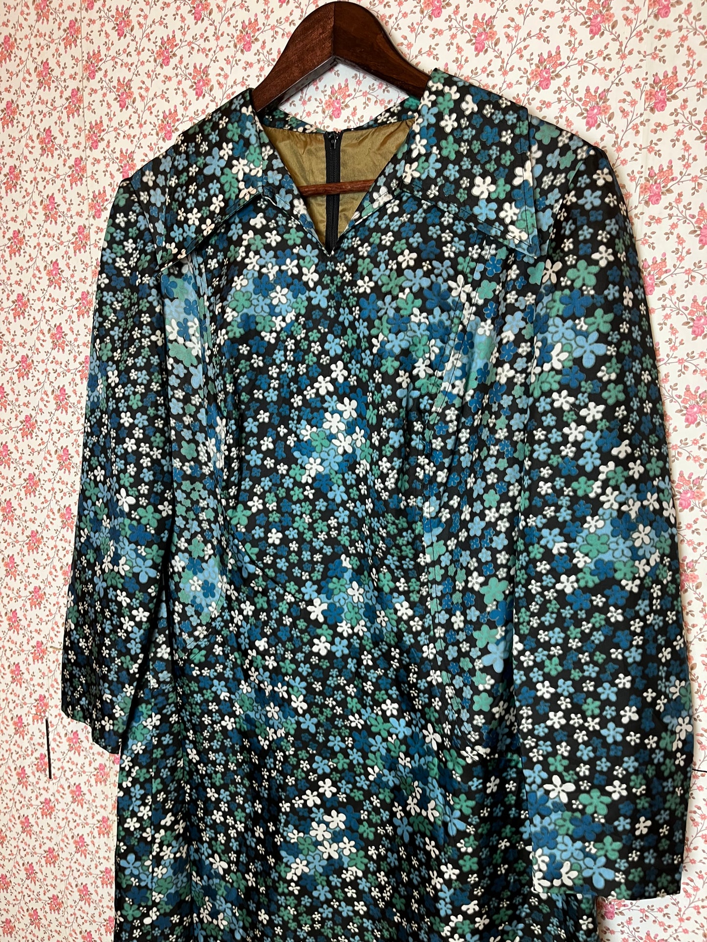 Vintage 1970s Handmade Floral Blue and Black Dagger Collar Shift Dress