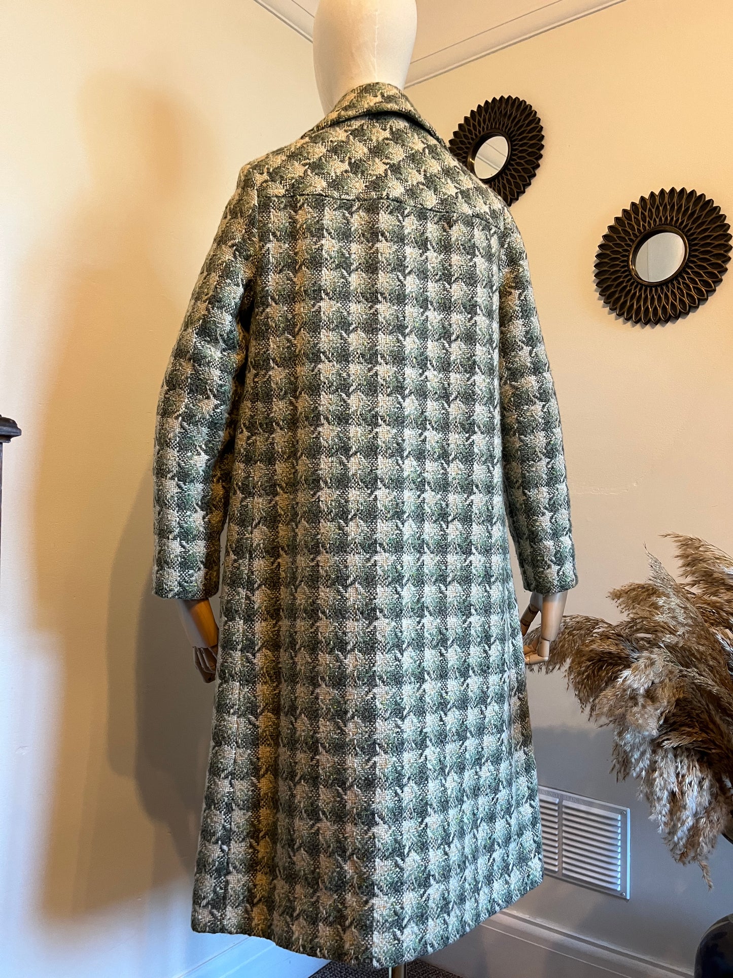 Vintage 1970s Wool Blend Houndstooth Tweed Coat