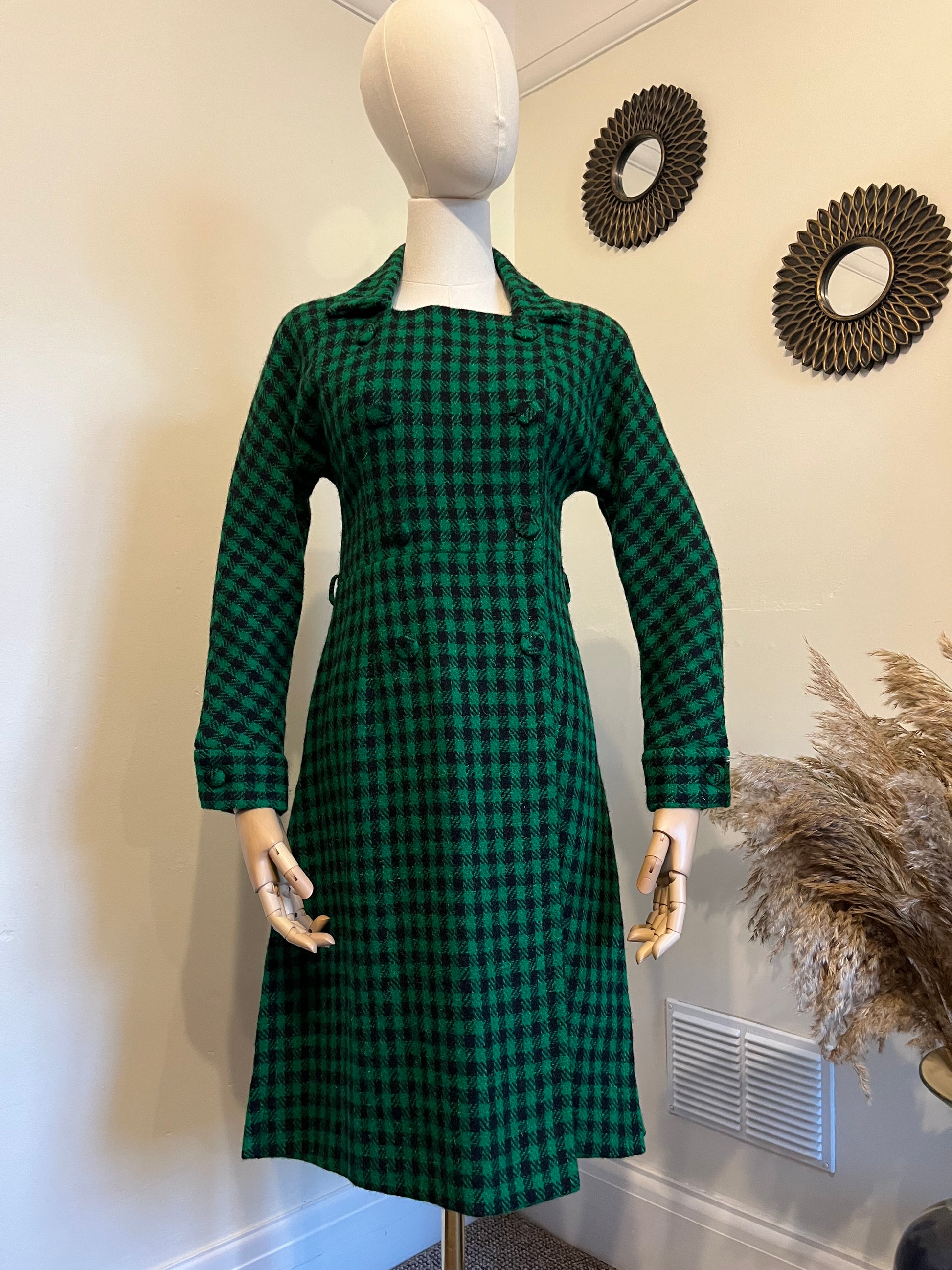 Vintage 1950s wool green and black checked double breasted coat super smart iconic 50s design full length sleeves mid knee length square neckline. Fully lined 